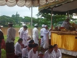 Sambut Nyepi 2024, Umat Hindu Kediri Lakukan Upacara Melasti Di Pinggir Brantas